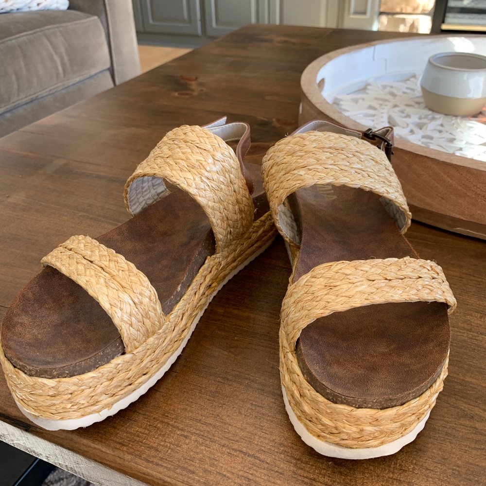 Mia platform sandals New without tags